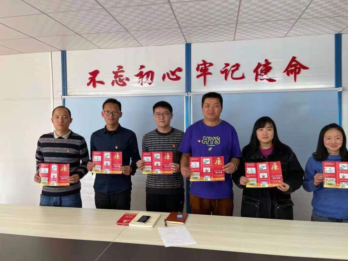 呂磊副書記向黨員同志發(fā)放廉潔提醒手冊