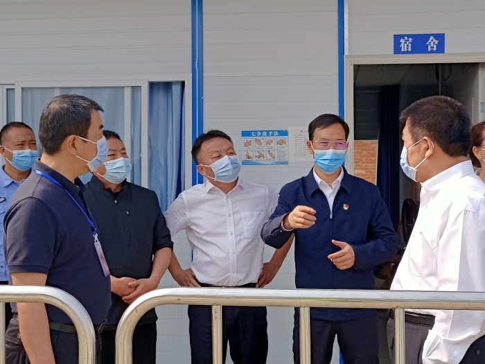 副主任雷海潮、副縣長(zhǎng)李瑪琳對(duì)一期宿舍使用情況進(jìn)行調(diào)研