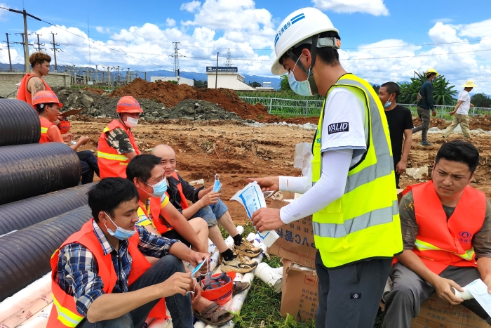 向班組人員發(fā)放口罩 向班組人員發(fā)放口罩