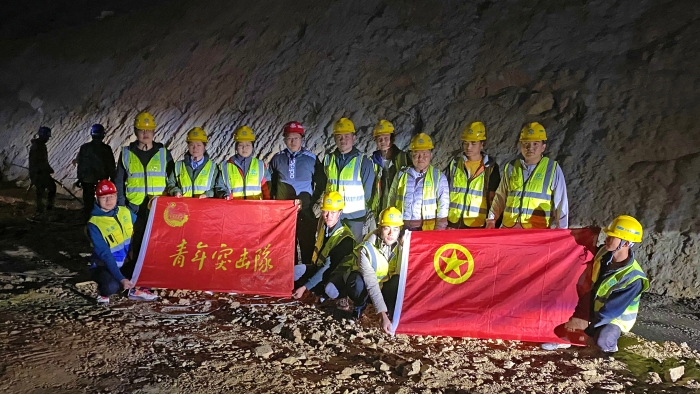青年突擊隊助力梁場建設(shè)